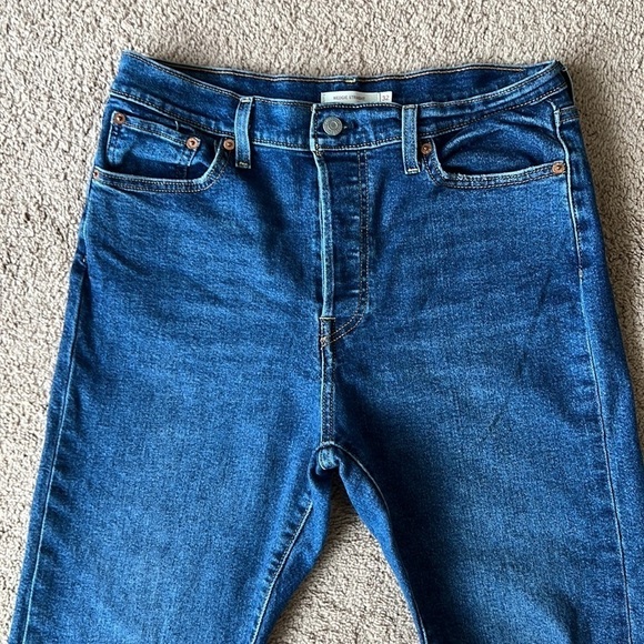 Levi’s Wedgie Straight Medium Wash Raw Hem Distressed Jeans - Picture 4 of 7